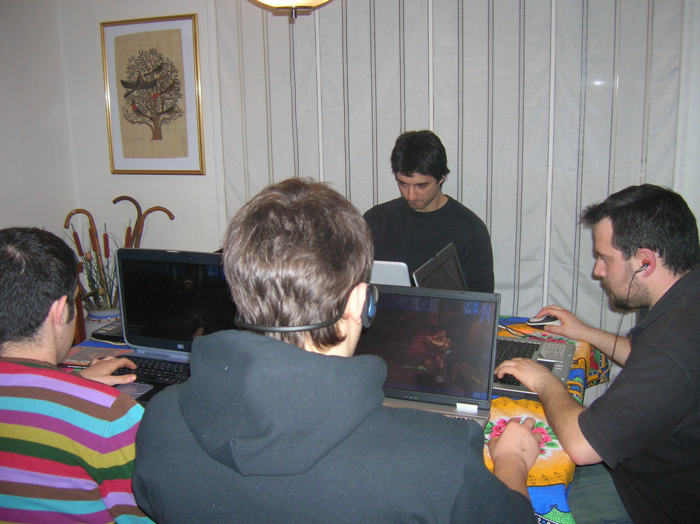 Io con alcuni amici in una ormai lontana sera di Marzo del 2007 mentre ci confrontiamo a fraggate su UT99 in LAN
